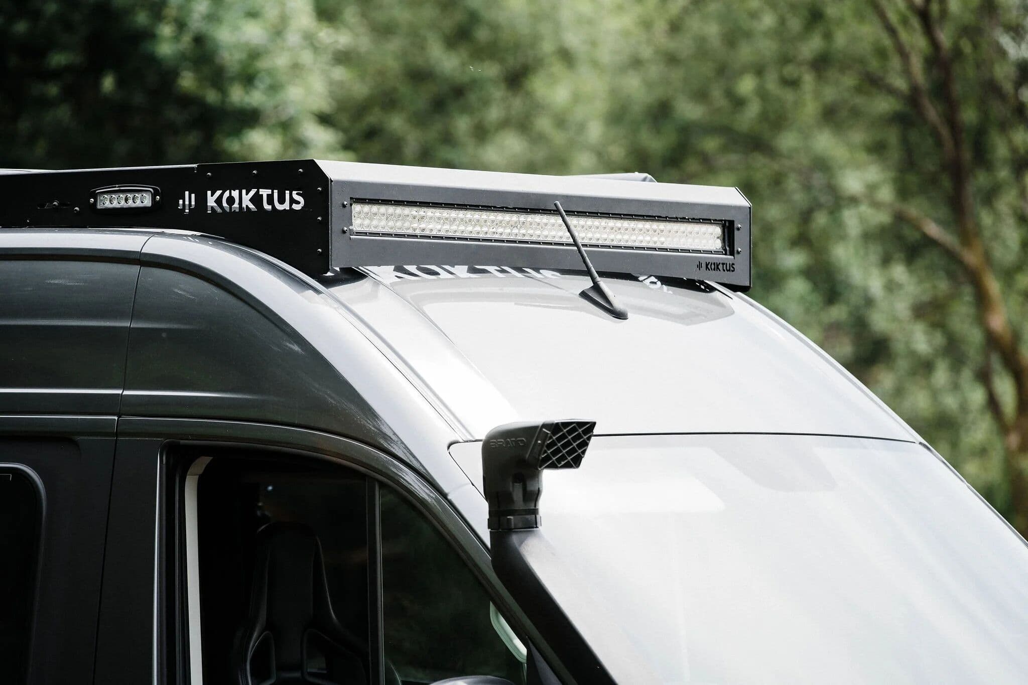 Powder-coated Kaktus roof rack with integrated lightbar