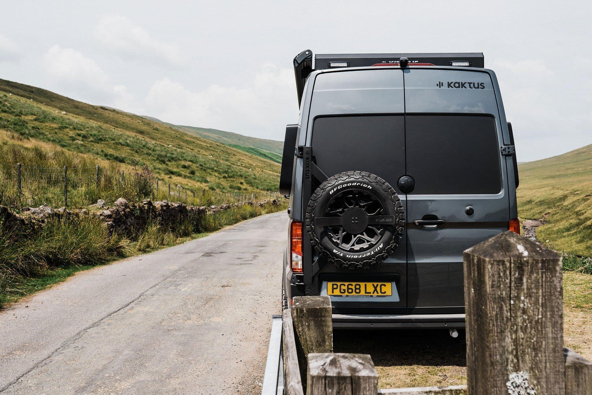Swing-out spare wheel carrier on the rear of a Kaktus van